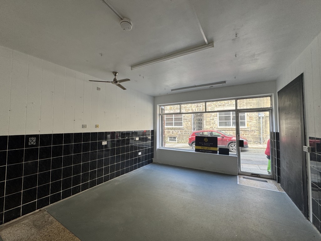 Lot: 63 - MIXED USE PROPERTY COMPRISING TWO COMMERCIAL UNITS AND THREE FLATS - Vacant retail unit